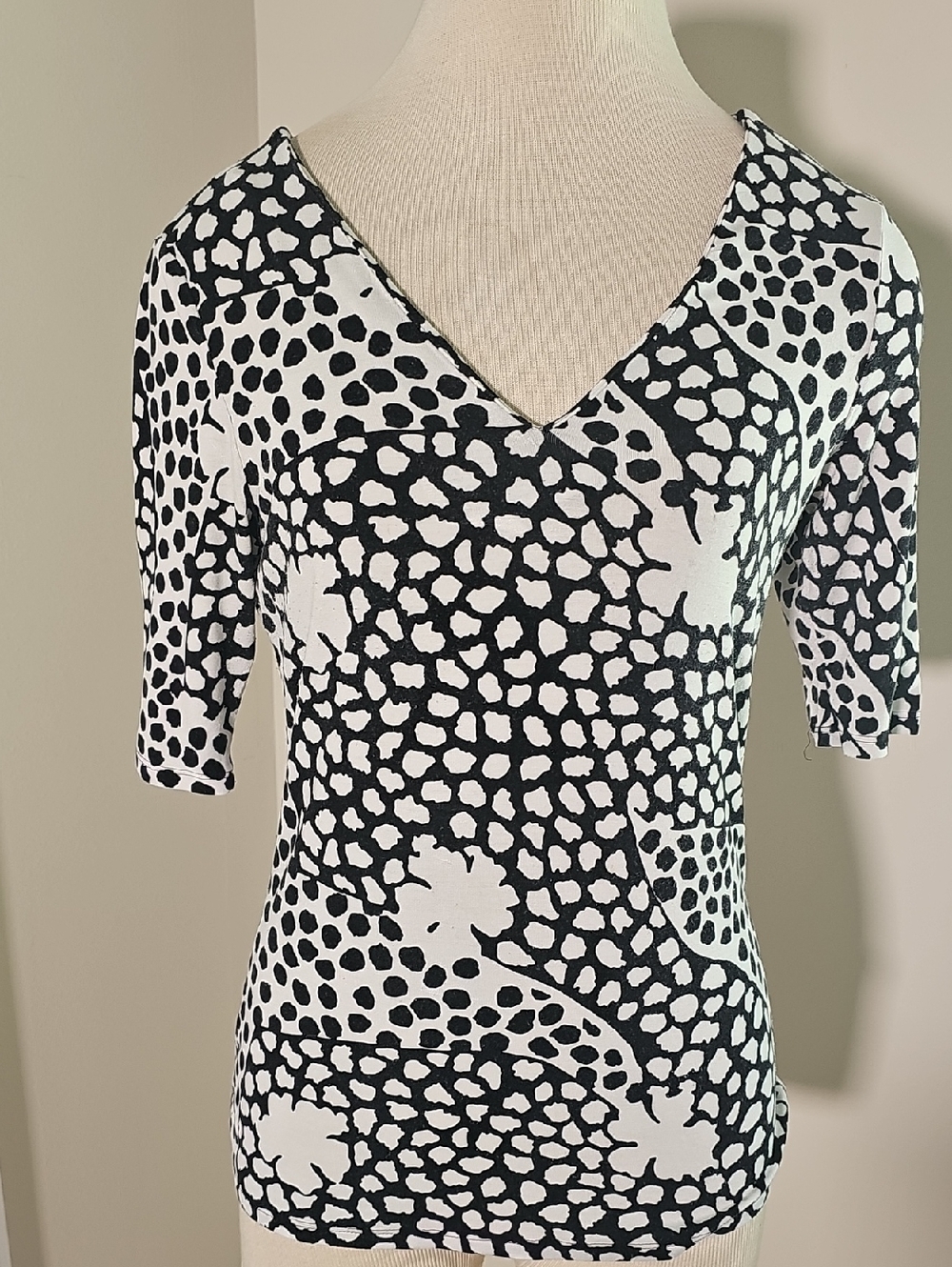Ted Baker Black & White V-Neck Patterned Short Sleeve Top. Size 2.
